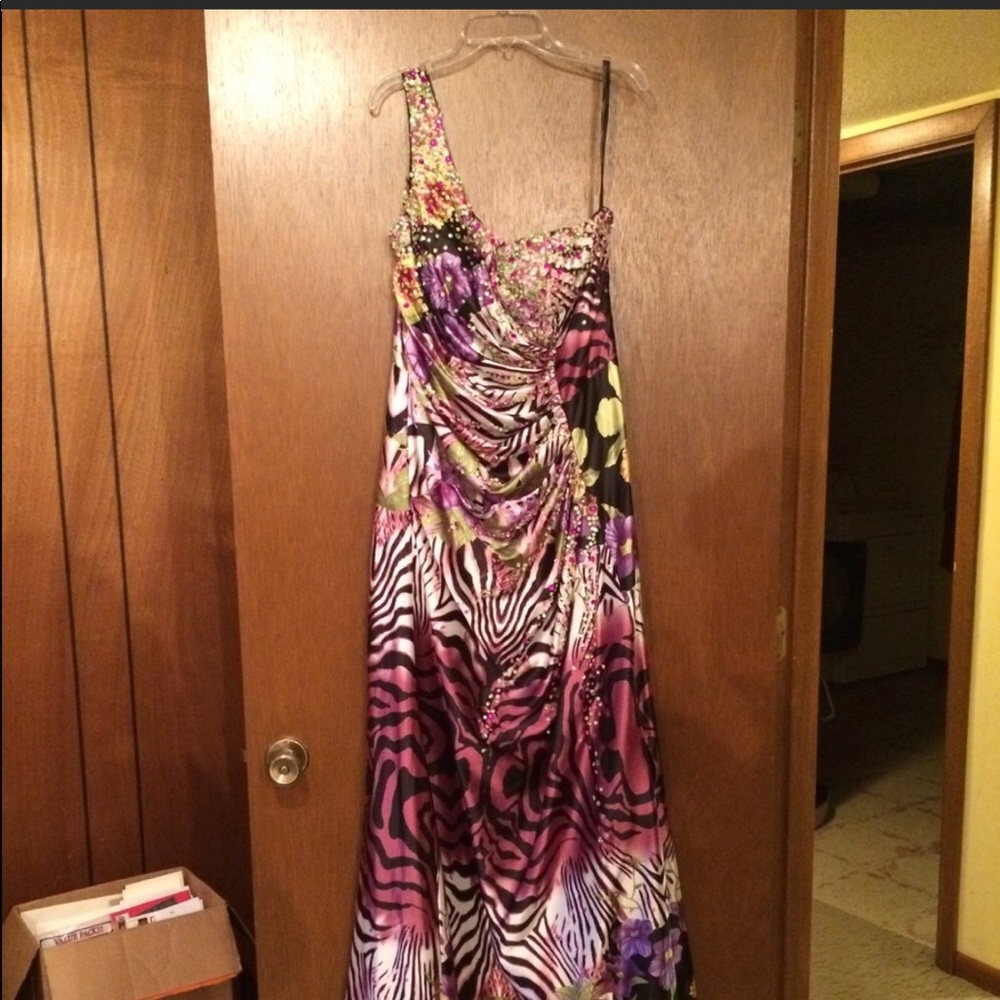 Re-listing dress. Didn’t fit. Beautiful